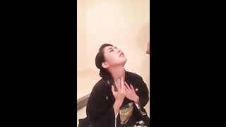 高颜值风韵犹存的阿姨 和服打扮还性感呀，自慰摸阴蒂尿尿好美丽，还拿杯子接下情人的尿爱液喝下，骚货姨呀！