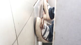 国内厕拍大神潜入某青年文化宫舞蹈培训班女厕偷拍美眉嘘嘘