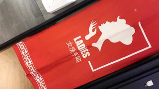 三月流出国内厕拍大神潜入商场偷拍美女嘘嘘精选商场服务员憋了很久喷了到处是尿