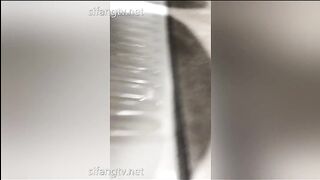 五月最新流出国内厕拍精选炎热的夏季,妹子们穿的都比较清凉,私处也干爽爽的