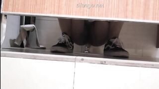 五月最新流出国内厕拍精选炎热的夏季,妹子们穿的都比较清凉,私处也干爽爽的