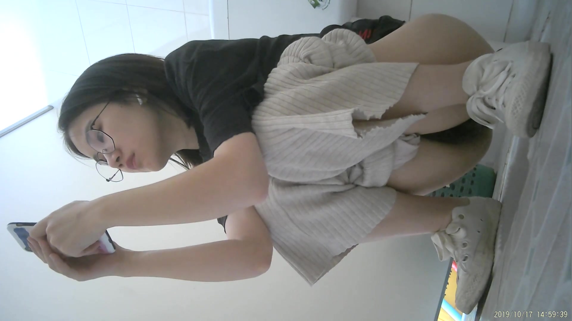 最新流出全景云上会系列电子厂女厕偷拍 高颜值大美鲍的小姐姐在厕所里玩起了自拍 