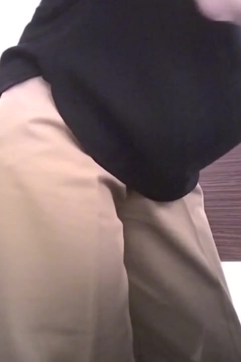 六月新流出商场女厕偷拍美女坐厕嘘嘘气质眼镜御姐一边尿尿一边优雅的看手机 