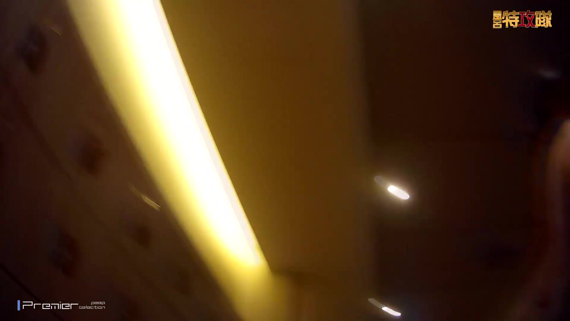 Professional stolen website leaked female candid photographer sneaked into the dressing room of the bath center to take close-up shots of girls changing clothes, some of them are pretty        