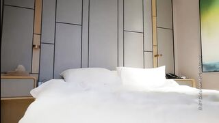 【小宝寻花】极品美乳外围妹，阴毛稀疏小穴看着挺嫩小宝狂抠穴，疯狂啪啪很是诱惑喜欢不要错过