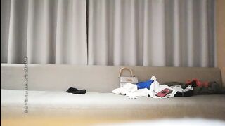 小宝寻花约了个性感白衣萌妹子，沙发舌吻调情口交摸逼，再到床上骑乘后入猛操