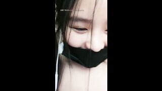 【大一兼职学生妹】极品粉嫩的鲍鱼，淫水喷出，流到菊花，近距离特写尽情欣赏