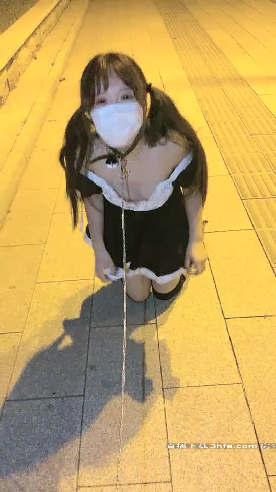 橙橙小萝莉户外调教再出发，露脸了女仆装乖巧听话，马路上皮鞭下听话的母狗，肛塞插入地上爬行口交大鸡巴