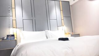 高颜值大长腿妹子，近距离拍摄舔奶扣逼，口交上位骑乘大力猛操