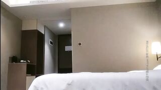 铁牛回归巨作约啪01年清纯妹子花式暴操，水灵粉嫩，电视旁自摸勾引诱惑