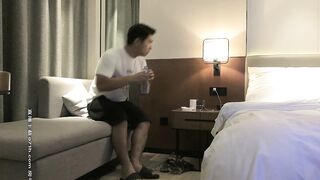 【小宝寻花】漂亮外围小姐姐，态度颜值俱佳，看着气质清冷，扒光床上瞬时变淫娃