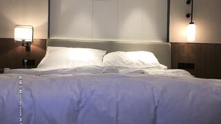 【小宝寻花】漂亮外围小姐姐，态度颜值俱佳，看着气质清冷，扒光床上瞬时变淫娃
