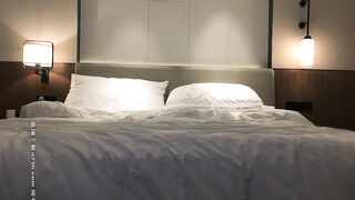 【小宝寻花】漂亮外围小姐姐，态度颜值俱佳，看着气质清冷，扒光床上瞬时变淫娃