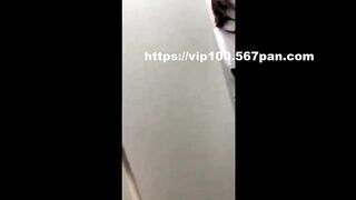 牛人狂拍妹子们上WC,强行推开门拍妹子们惊恐的表情,惹得一阵阵尖声