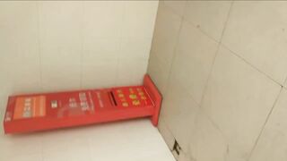 牛人狂拍妹子们上WC,强行推开门拍妹子们惊恐的表情,惹得一阵阵尖声