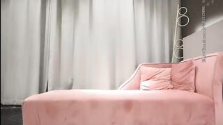 小宝寻花今晚约了个绿衣萌妹子啪啪，洗完澡舔弄上位骑乘插入自己动大力猛操