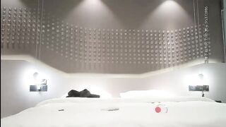 小宝寻花今晚约了个绿衣萌妹子啪啪，洗完澡舔弄上位骑乘插入自己动大力猛操