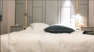《小宝寻花》酒店约炮迟到身材高挑的兼职外围穿着高跟干口爆吞精