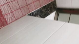 九月新流出国内厕拍大神潜入高端写字楼女厕偷拍不小心被红球鞋眼镜妹发现了有人在上面拍她