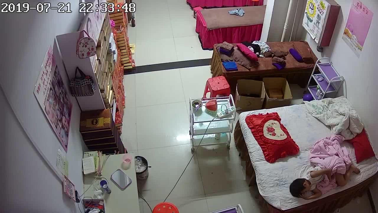 偷窥美容院，夜幕降下，睡店里，老板娘给儿子盖被子顺便摸了下小鸡，关灯玩会儿手机开始自慰，哇那阴毛真是旺盛啊，怪不得性欲强！ 