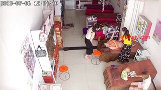 偷窥美容院，少妇前来按摩 保养下体，边聊天边享受下体的舒服，敏感的三角区被揉得好酥爽，孩子过来马上拿布盖着，环境刺激啊！