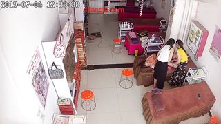 偷窥美容院，少妇前来按摩 保养下体，边聊天边享受下体的舒服，敏感的三角区被揉得好酥爽，孩子过来马上拿布盖着，环境刺激啊！