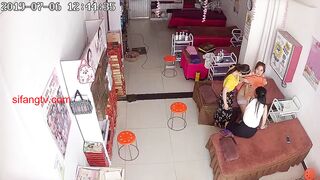 偷窥美容院，少妇前来按摩 保养下体，边聊天边享受下体的舒服，敏感的三角区被揉得好酥爽，孩子过来马上拿布盖着，环境刺激啊！