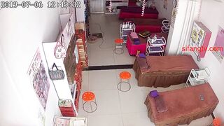 偷窥美容院，少妇前来按摩 保养下体，边聊天边享受下体的舒服，敏感的三角区被揉得好酥爽，孩子过来马上拿布盖着，环境刺激啊！