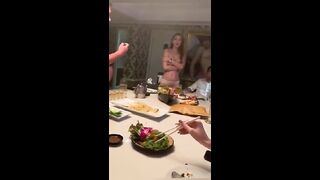 土豪们的饭局不敢想象，吃得好又有美女陪伴，关键玩得是真超出了我的想象，美女赤裸陪吃饭，左拥右抱！