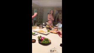 土豪们的饭局不敢想象，吃得好又有美女陪伴，关键玩得是真超出了我的想象，美女赤裸陪吃饭，左拥右抱！