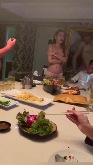 土豪们的饭局不敢想象，吃得好又有美女陪伴，关键玩得是真超出了我的想象，美女赤裸陪吃饭，左拥右抱！