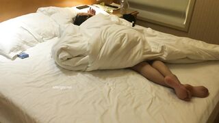 猥琐眼镜哥下药迷奸公司美女同事 换上丝袜捆起来干大骚B 完整版