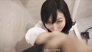 麻豆传媒映画最新国产AV佳作之MD-0097水电工操坏淫荡少妇-新女优『夏晴子』出道作 高清精彩推荐