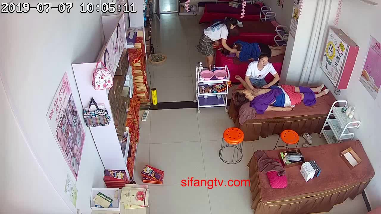 偷窥美容院，丰胸按摩，这些阿姨可真会享受，家里吸奶不舒服，来给女技师按摩，两个人一起来帮阿姨按摩乳房 爽歪歪 清晰对白！ 