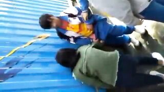女学生欺负老实同学把裤子强行脱了