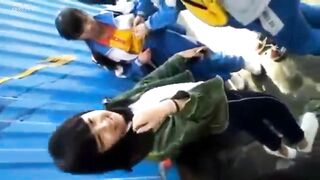 女学生欺负老实同学把裤子强行脱了