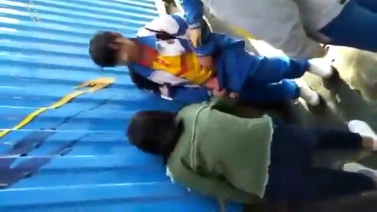 女学生欺负老实同学把裤子强行脱了