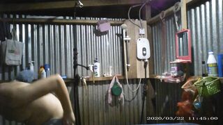 2020年回乡下哥哥家串门在他家洗澡棚子里偸装摄像头拍小嫂子洗香香好冲动丰腴的身材肥大的屁股貌似还是白虎