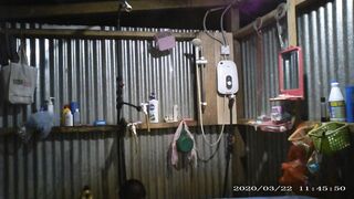 2020年回乡下哥哥家串门在他家洗澡棚子里偸装摄像头拍小嫂子洗香香好冲动丰腴的身材肥大的屁股貌似还是白虎