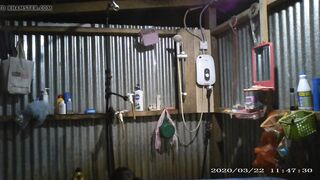 2020年回乡下哥哥家串门在他家洗澡棚子里偸装摄像头拍小嫂子洗香香好冲动丰腴的身材肥大的屁股貌似还是白虎