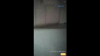 站街女探花《无套内射才是操逼》夜探鸡窝挑了个长发年轻失足女吃快餐真够屌的姿势左右摇摆