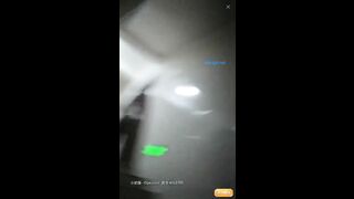 站街女探花《无套内射才是操逼》夜探鸡窝挑了个长发年轻失足女吃快餐真够屌的姿势左右摇摆