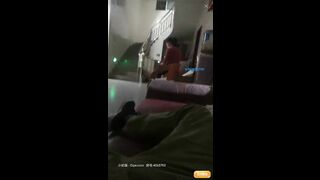 站街女探花《无套内射才是操逼》夜探鸡窝挑了个长发年轻失足女吃快餐真够屌的姿势左右摇摆