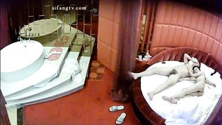 360监控真实偷拍白白嫩嫩的美少妇和情人酒店嘿咻