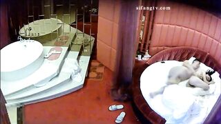 360监控真实偷拍白白嫩嫩的美少妇和情人酒店嘿咻