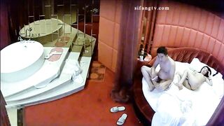 360监控真实偷拍白白嫩嫩的美少妇和情人酒店嘿咻
