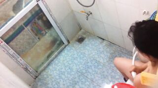 鼓起勇气趴窗偸拍漂亮嫂子洗香香身材太好了一对车大灯馋死我了心里暗想哥哥真是性福羡慕死了