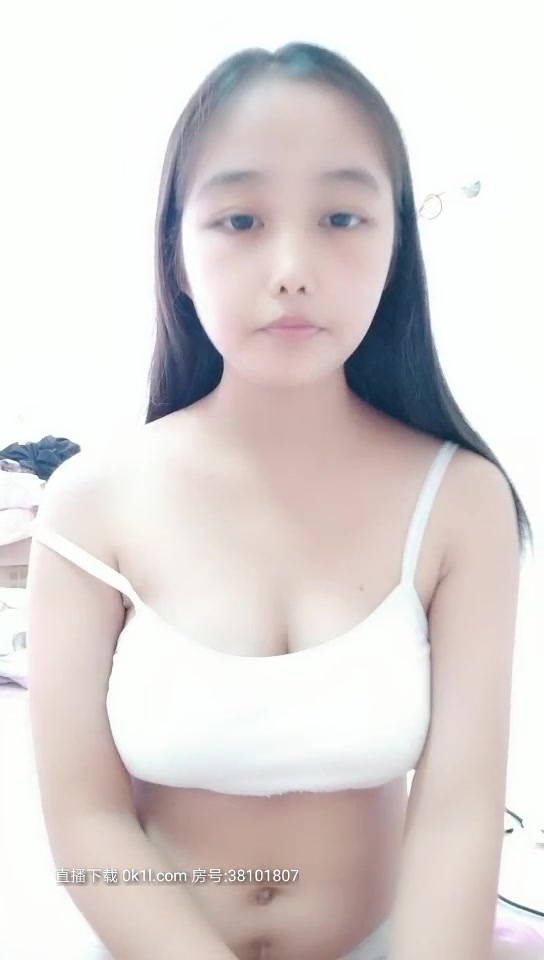 萝莉孕妇产后归来，颜值还是那么可爱，奶子好大现在有奶水了喂给狼友吃，性感的无毛骚逼撅着屁股发骚不要错过