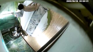 情趣酒店大圆床360摄像头偷拍小哥开好房等漂亮女友彻夜难眠早上才等来女友激情做爱