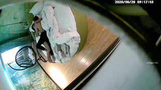 情趣酒店大圆床360摄像头偷拍小哥开好房等漂亮女友彻夜难眠早上才等来女友激情做爱
